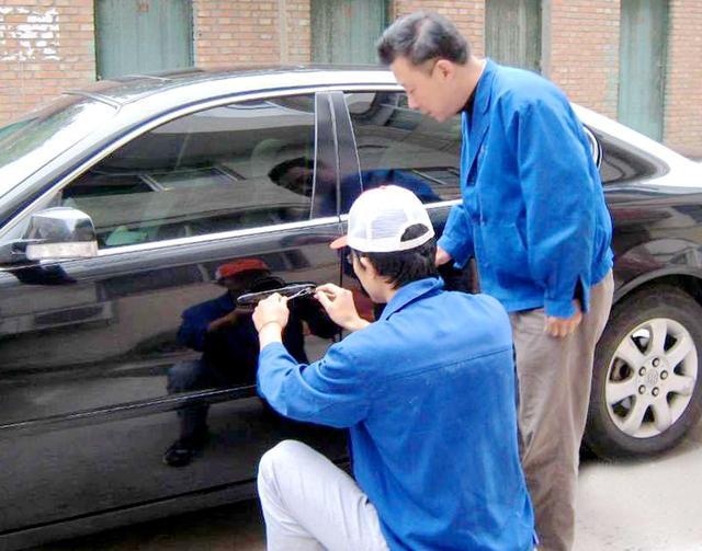 新田汽车钥匙丢在车里面怎么办?